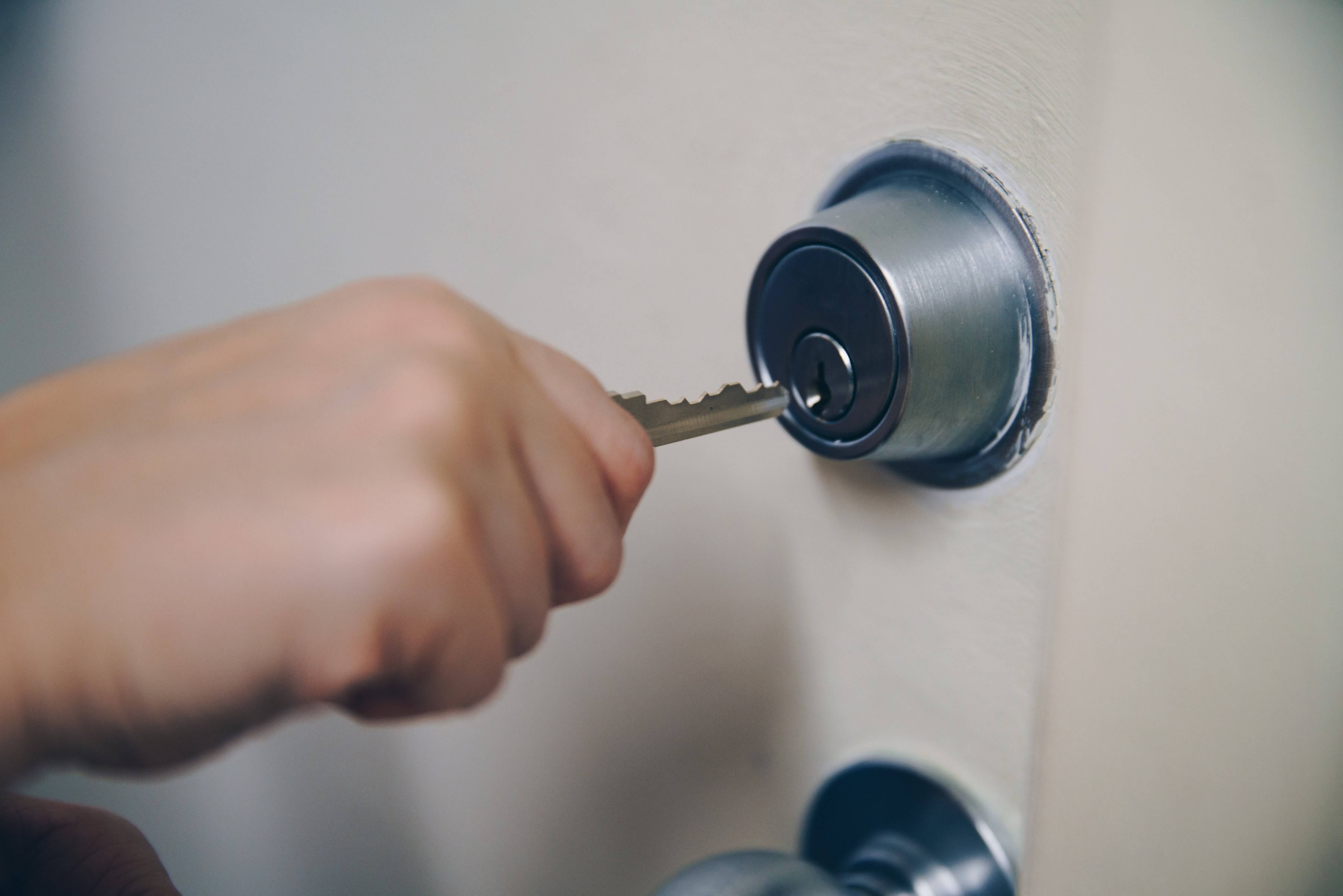 Comment sécuriser une porte avec des verrous de sécurité